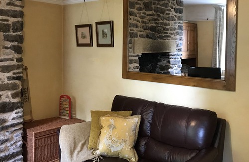 Castleton Cottage | Torside Holiday Cottage in Stunning Peak Cavern Gorge, Castleton