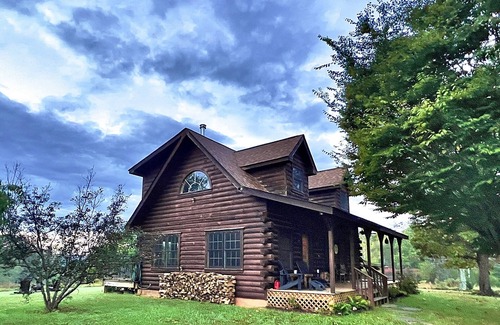 Esmont Cabin | Total Privacy - H’Owl at the Moon Farm & Cabin