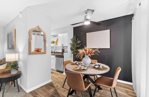 Central Arlington Apartment | Touchdown views + designer vibes 🏈⚾ Walk to games, chill in style—your fan HQ awaits! Gated Property!