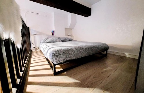 Arnaud Bernard Apartment | Toulouse - Basilique St-Sernin------- Netflix