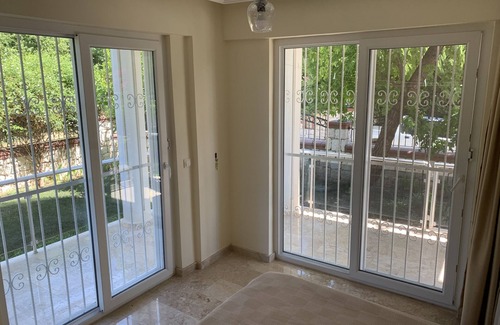 Fethiye City Center Apartment | TOURISM PERMIT GRANTED-Ground Flr Modern Apt-Wifi, pool, Private small Complex