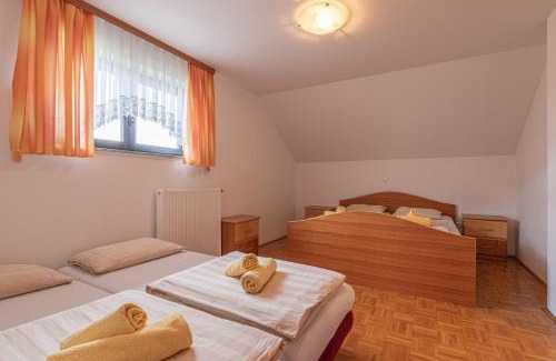 Gorenja Vas pri Smarjeti Apartment | Tourist Farm Škrbina Apartments