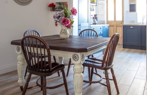 Bury St Edmunds Cottage | Town Centre Cottage with Garden & Parking Opposite