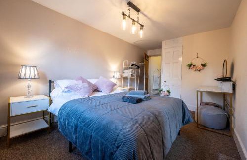 Shrewsbury House | Town Centre Cottage 3 Bedroom inc Parking (1 car)