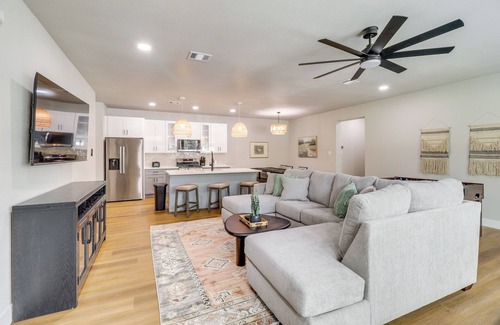 Central Arlington House | Townhome Near AT&T Stadium: Great for Game Day!