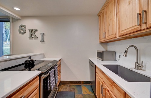 North Park City House | Townhome steps from lifts at PC Resort! Stylish 2BR/2BA +loft, deck, mtn views.