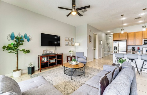 Davenport House | Townhome w/Lanai & Private Pool: 14 Mi to Disney!