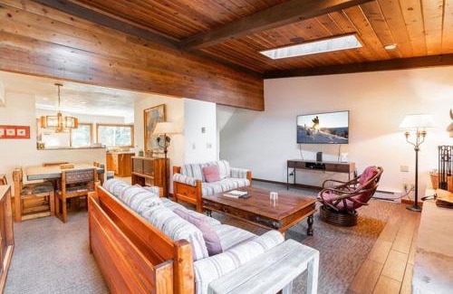 Intermountain House | Townhome with Covered Parking Space & Fireplace