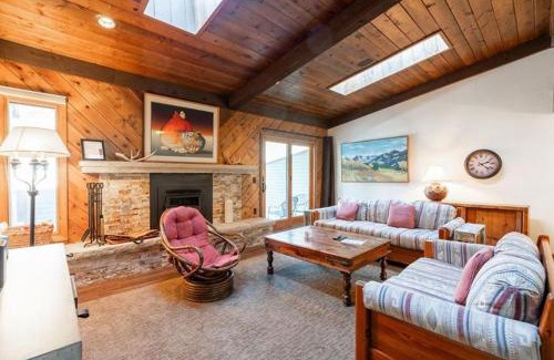 Intermountain House | Townhome with Covered Parking Space & Fireplace