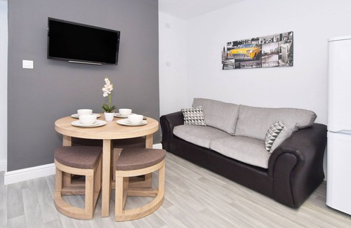 Crewe House | Townhouse @ 272 Walthall Street - SUPERIOR DOUBLE ENSUITE WITH TV
