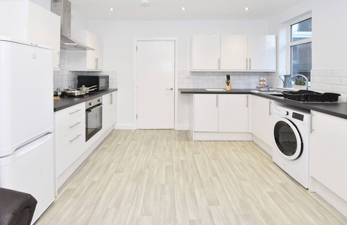 Crewe House | Townhouse @ 272 Walthall Street - SUPERIOR DOUBLE ENSUITE WITH TV