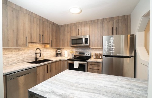 Village North House | Townhouse in Village! Private Hot tub | King Bed | Snowshoes | Free Parking