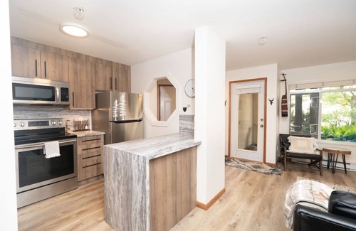 Village North House | Townhouse in Village! Private Hot tub | King Bed | Snowshoes | Free Parking