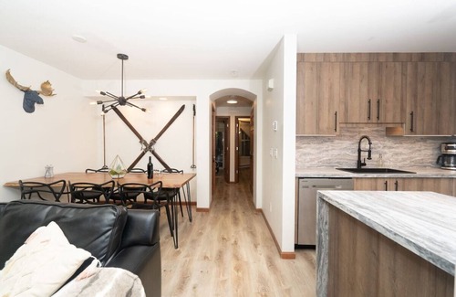 Village North House | Townhouse in Village! Private Hot tub | King Bed | Snowshoes | Free Parking