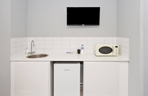 Crewe Apartment | Townhouse PLUS @ 301 West Street - Superior Studio With TV