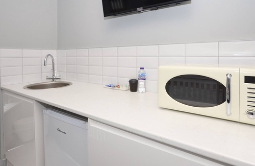 Crewe Apartment | Townhouse PLUS @ 301 West Street - Superior Studio With TV