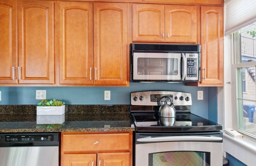 Salem Apartment | Townhouse style unit on Salem Common!