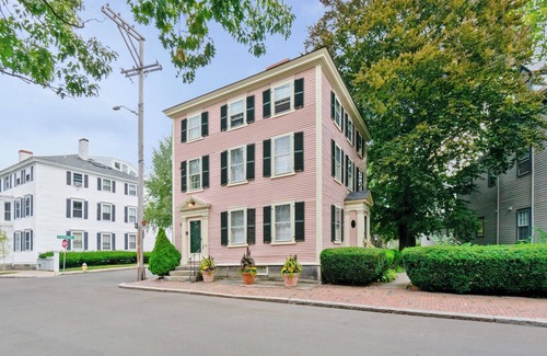 Salem Apartment | Townhouse style unit on Salem Common!