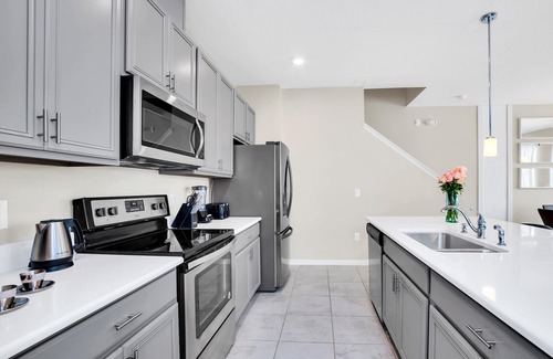 Indian Wells House | Townhouse w/Hot Tub Near Disney | Sleeps 12