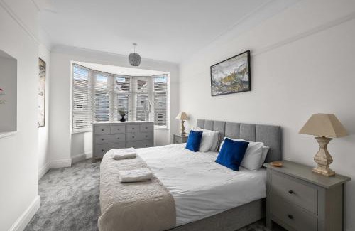 Plymouth House | Townhouse with modern mobility accessible apartment including widened doors and ramps, pets welcome, 5 bedrooms, secure off road parking, near Home Park, golf, pitch and putt, tennis courts, Argyle, eateries, microbrewery, pubs, boutique shops and salons