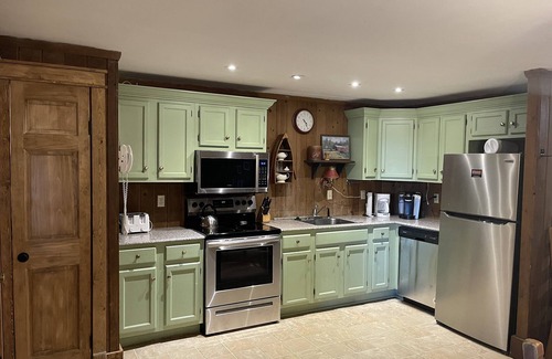 Snowshoe House | Townhouse with Short walk to the Ski Slopes and the Village!