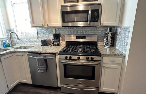 Marietta House | Townnhome on a hill in Marietta, with WiFi, CLOSE TO BRAVES STADIUM