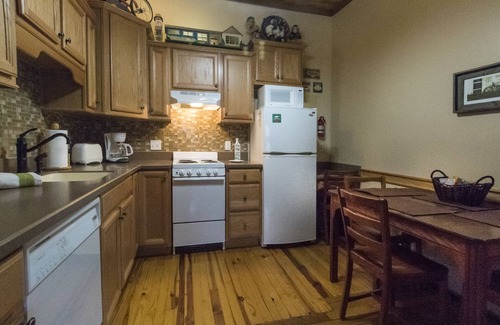 Bryson City Apartment | Toy Box Suite at the Calhoun House Inn & Suites
