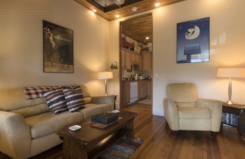 Bryson City Apartment | Toy Box Suite at the Calhoun House Inn & Suites