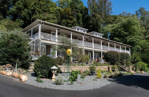 Bryson City Apartment | Toy Box Suite at the Calhoun House Inn & Suites