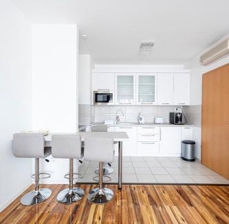 Szeged Apartment | TP Spacious Stylish Free parking