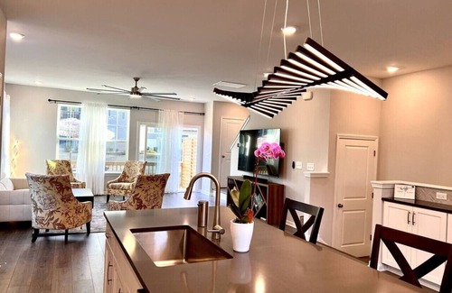 Durham House | TPV - Buckingham - 10 mins - Airport/Duke/Downtown