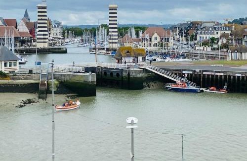 Trouville-sur-Mer Apartment | Très joli Appartement 2P au Beach Résidence Trouville- Piscine & vue port