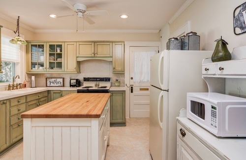 Hendersonville House | Tracy's Downtown Cottage
