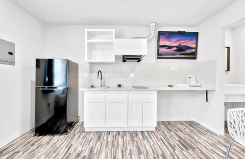 Harbor Hotel | Tradewinds Motel