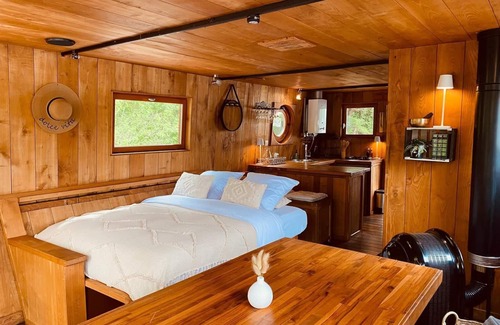 Saint-Jean-de-la-Croix House | Traditional Loire boat, near Angers