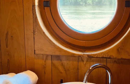 Saint-Jean-de-la-Croix House | Traditional Loire boat, near Angers