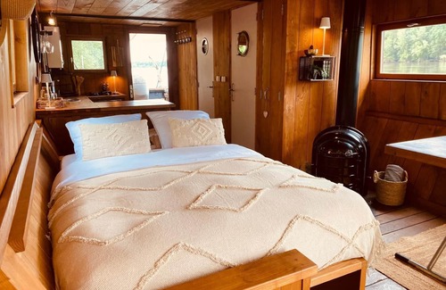 Saint-Jean-de-la-Croix House | Traditional Loire boat, near Angers