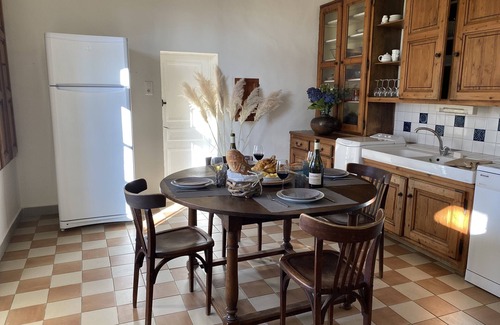 Serignan-du-Comtat House | Traditional country house with unusual pool near Orange