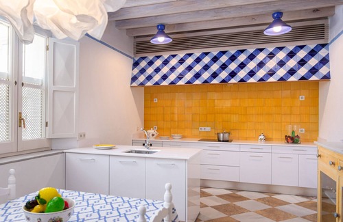 San Bernardo House | Traditional Sevillian House 6 BD and private terrace. Campamento