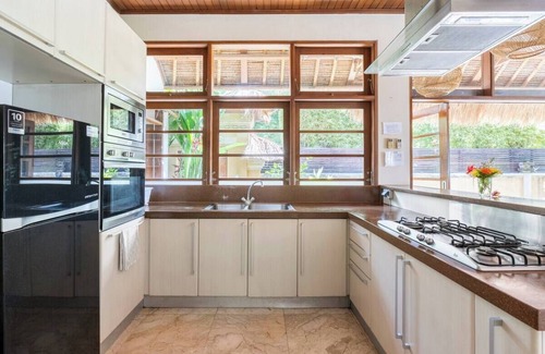 Berawa Villa | Traditional villa with huge pool and garden 200m to Berawa beach