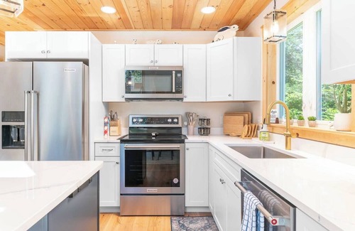 Bartlett House | Trail's End | Brand New | Hot Tub | Fire Pit | Pet Friendly