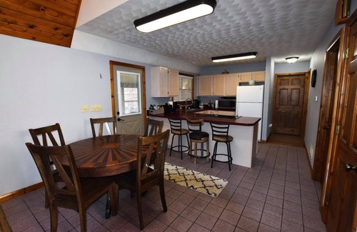 Logan House | Trailhead Chalet🌲Old Man’s Cave, Hot Tub, Private Trails, WiFi, Netflix🌲