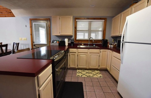 Logan House | Trailhead Chalet🌲Old Man’s Cave, Hot Tub, Private Trails, WiFi, Netflix🌲