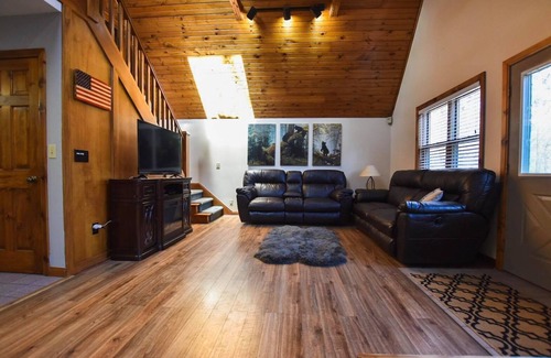 Logan House | Trailhead Chalet🌲Old Man’s Cave, Hot Tub, Private Trails, WiFi, Netflix🌲