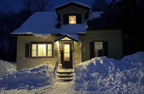Wakefield House | Trailside #3 ~ summer fun! AC, Hot Tub, ATV, hiking, fishing, boating.