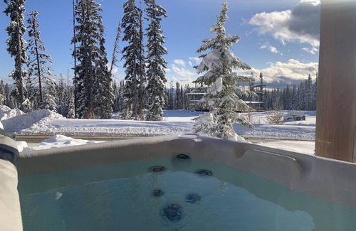Big White Ski Resort House | Trailside Escape Chalet - Private Hot Tub - 4 bedroom, 10 beds, 3 bathroom