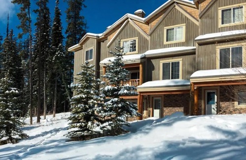 Big White Ski Resort House | Trailside Escape Chalet - Private Hot Tub - 4 bedroom, 10 beds, 3 bathroom