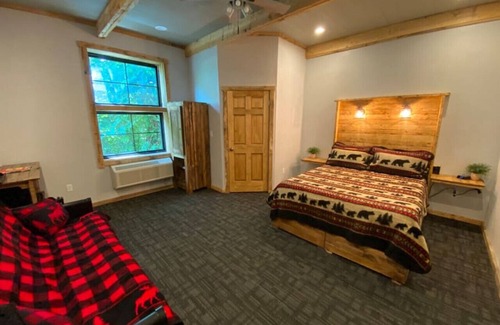 Ohiopyle Hotel | Trailside Hotel Minutes to Fallingwater Queen 105