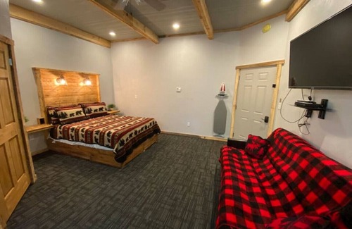 Ohiopyle Hotel | Trailside Hotel Minutes to Fallingwater Queen 105