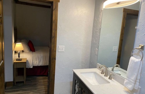 Ohiopyle Hotel | Trailside Hotel Minutes to Fallingwater Queen 101
